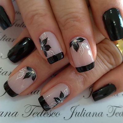 unhas pretas com flores