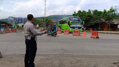 Lancarkan Arus Wisata, Personil Polsek Ciwandan Polres Cilegon Pengaturan Lalin