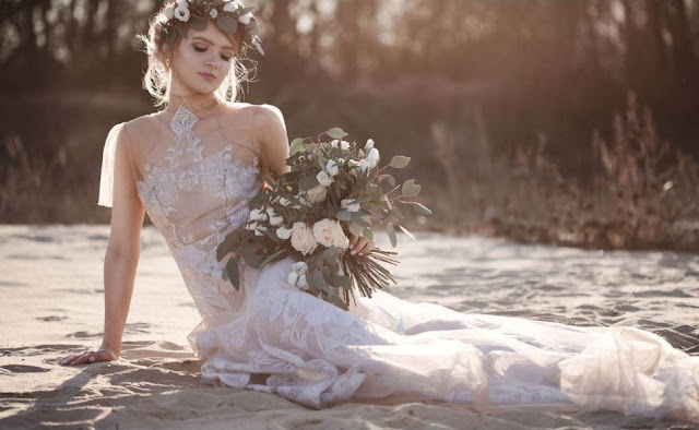 Modelka na plaży w świetle zachodzącego słońca  w delikatnej suknie ślubnej od Suknie Boho.