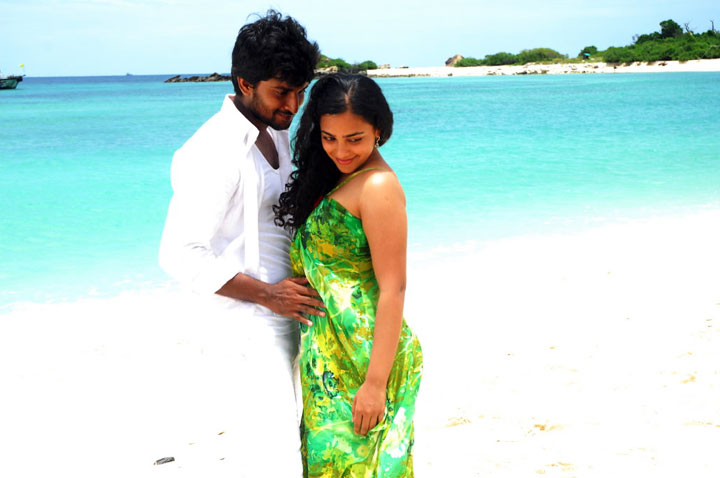 Romantic stills from Ala Modalaindhi Movie film pics