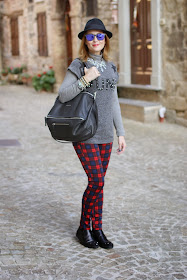 bershka punk t-shirt, h&m fedora hat, zara plaid pants, grey statement necklace, fashion and cookies, fashion blogger