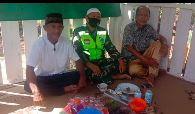 Lebaran Idul Fitri 1443 H, Babinsa Kurnia Irwan Laksanakan Anjangsana ke Rumah Warga