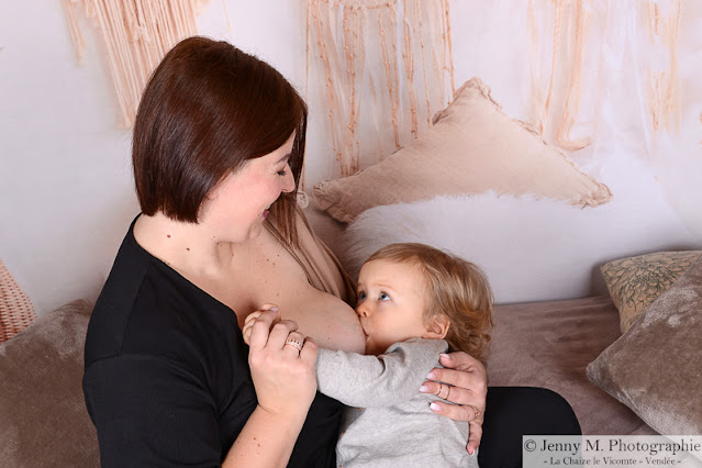 photo doux moments entre maman et son enfant lors de l'allaitement