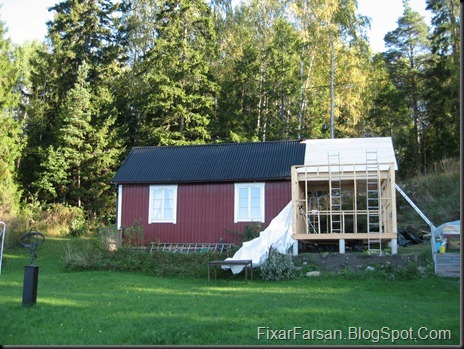 Sommarstugans Veranda Takstolar och Spontat tak på plats september 2011 (1) Sommarstugans Veranda Takstolar och Spontat tak på plats september 2011 (1)