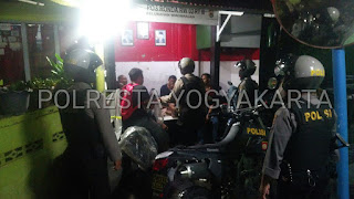 Sambangi Pos Ronda, Petugas Himbau Tingkatkan Kewaspadaan