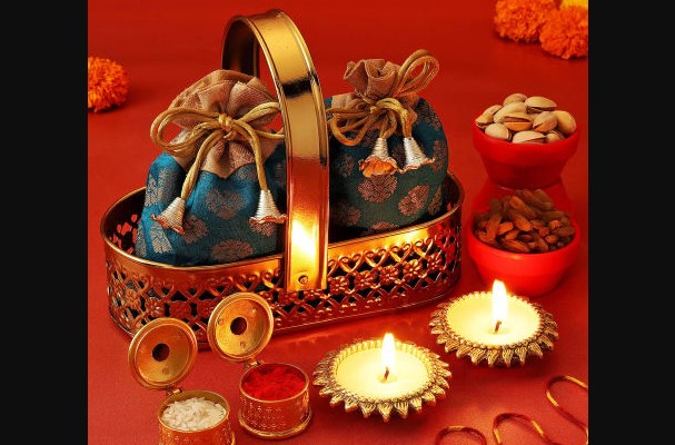 दीपावली पर उपहार पा खिले ग्रामीणों के चेहरे - Diwali Gift