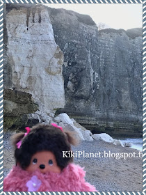 monchhichi, kiki, kiki le vrai, falaise d'etretat, normandie, éboulement seine maritime