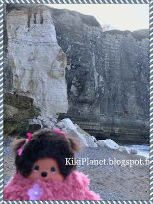 monchhichi, kiki, kiki le vrai, falaise d'etretat, normandie, éboulement seine maritime