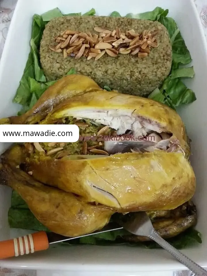 صورة لحبة دجاج محشوة تُظهر الدجاجة المحشوة بأناقة، حيث يتم تحضيرها بشكل دقيق وتقديمها في طبق مزخرف. قد تكون الحشوة مكونة من مزيج من الأرز أو الخضروات أو الأعشاب، مع توابل تعطي مذاقًا غنيًا. الدجاجة تبدو محمرة بشكل متساوٍ، مع قشرة ذهبية لامعة تدل على نضجها المثالي، مما يجعلها وجبة شهية ومغذية.