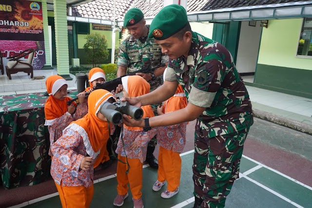 Outingclass TK Aisyiah Sukoharjo 1 di Makodim 0726/Sukoharjo laksanakan pengenalan lingkungan dan profesi.