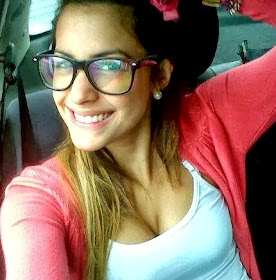 Foto de Milett Figueroa con look casero, con anteojos y una bella sonrisa