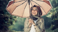 Tips Mengenakan Baju Muslim Saat Musim Hujan