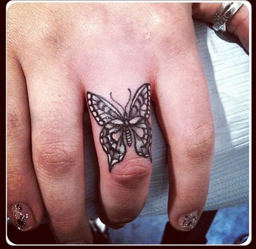 Pequena Borboleta no Dedo Médio da Tatuagem