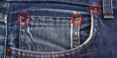 هل تساءلت يوماً ما هو سر وجود أزرار معدنية صغيرة على جيوب الجينز؟ تعرّف معنا على السر - تثقف وارتق