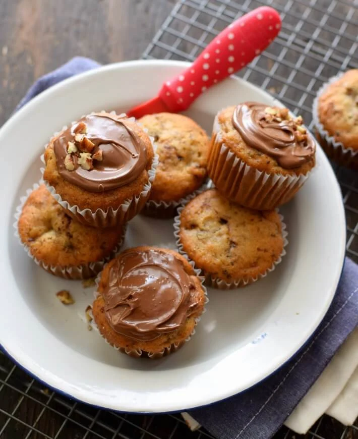 Cómo hacer cupcakes o muffins de banana con nutella. Receta sencilla para aprovechar bananas pasadas de maduras.