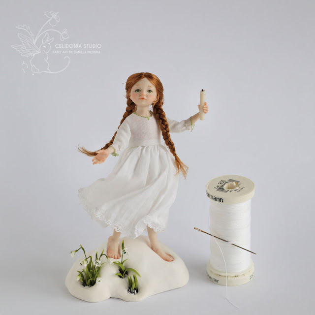 Mini doll Imbolc Girl con rocchetto