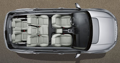 L'interieur de la voiture land rover discovery sport avec 7 places