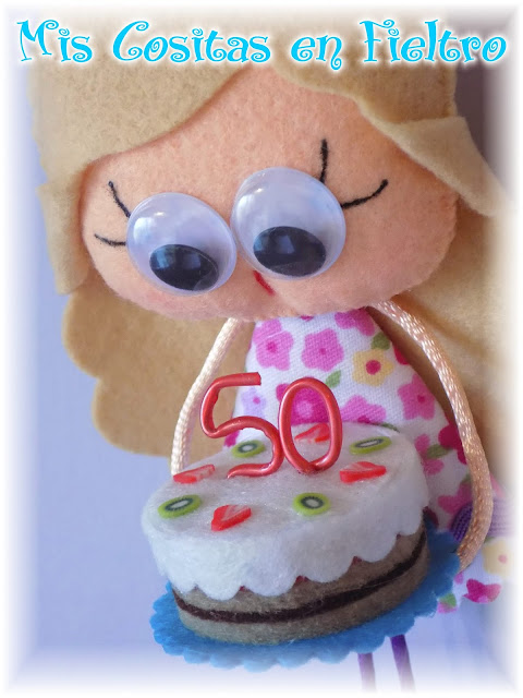 Pequechña, broche de fieltro, broche en fieltro, colgante de fieltro, cumpleaños, muñeca de fieltro, muñeca en fieltro, tarta de fieltro, 50 años