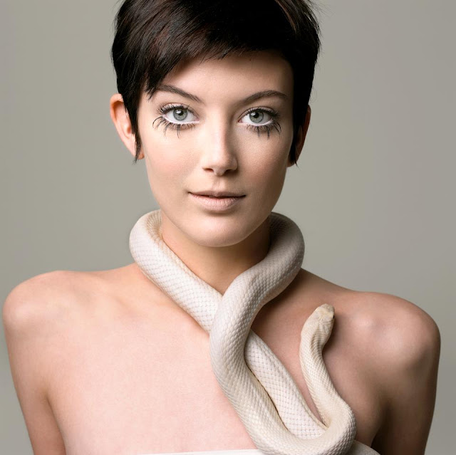 Элис Сьюэлл, участница 1 сезона ТМПА, фотосессия со змеей.