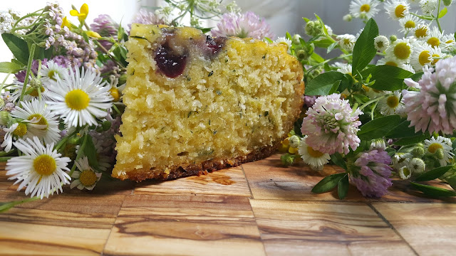 CIASTO Z CUKINII Z BORÓWKAMI  to ciasto bez glutenu i bez laktozy.   Przygotowuje się je dosłownie w kilka minut.   Nadaje się zarówno na śniadanie, podwieczorek, jak i kolacje.