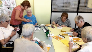 Usuàries d'Aviparc al taller de manualitats