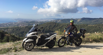 Yamaha Tricity con vistas desde alto montaña