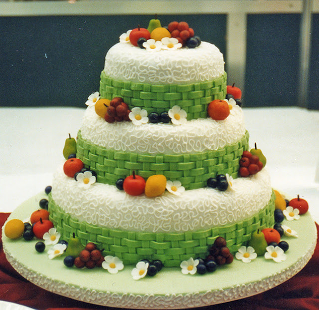 nigerian-wedding-cake-with-green-webbing-design-and-fruits