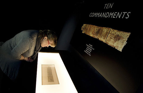 Mujer observa manuscrito de Los Diez Mandamientos en museo de Nueva York