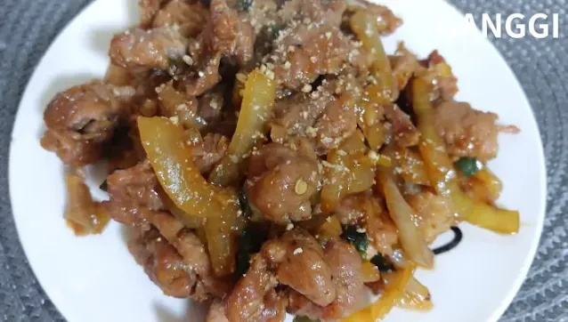 접시에-완성한-돼지불고기를-담고-통깨를-뿌린-사진