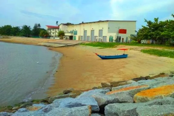 chalet pantai suria pengkalan balak pemandangan nelayan