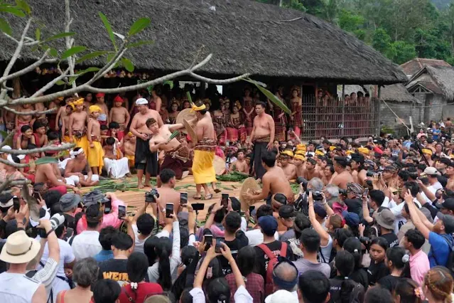 Ratusan wisatawan menyaksikan dua warga saling serang dengan daun pandan berduri dalam tradisi mekare-kare atau perang pandan di Desa Tenganan Pegringsingan, Karangasem, Bali, Senin (23/6/2025). © Nyoman Hendra Wibowo/Antara