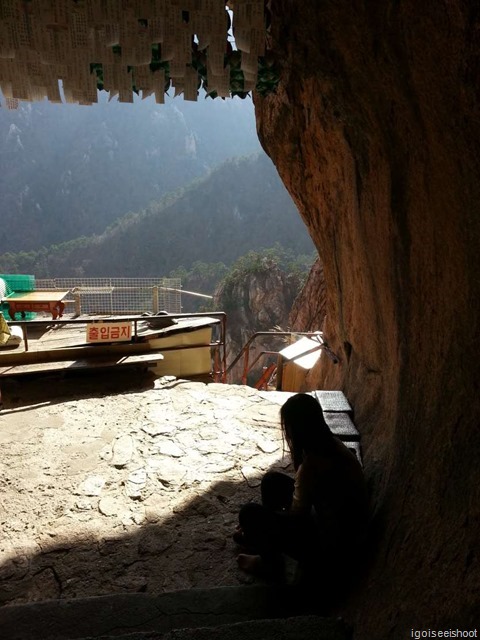 Resting area inside Geumganggul Cave