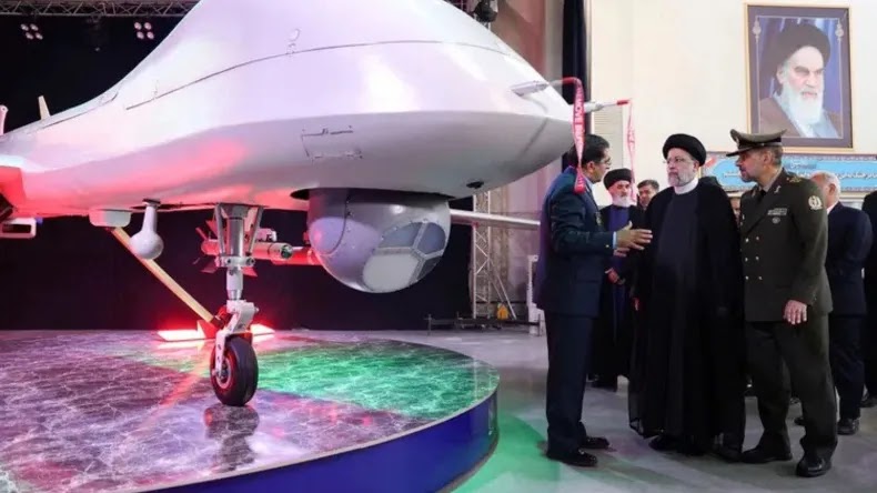 Na foto, o presidente Ebrahim Raisi, acompanhado pelo ministro da Defesa, general Mohammad Reza Gharaei Ashtiani, e pelo Chefe das Indústrias de Aviação das Forças Armadas, general Afshin Khajehfard, participa da cerimônia de inauguração do drone Mohajer-10 no Irã | Escritório da Presidência do Irã, via AP
