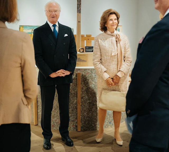 Queen Silvia wore a beige tweed jacket and skirt by Chanel. The Queen wore a beige bow silk blouse. Governor Helene Hellmark