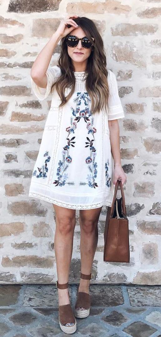 beautiful summer outfit idea / embroidered dress + brown platform espadrilles + bag
