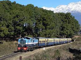 कांगड़ा घाटी रेलवे ट्रैक पर नूरपुर रोड से कांगड़ा तक बंद रेल यातायात पर प्रदर्शन जारी