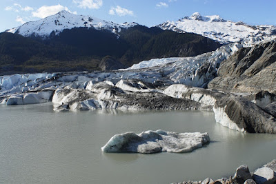   Uma equipe de cientistas reuniu evidências fotográficas dos efeitos causados pelas mudanças climáticas. Por meio de imagens de “antes e depois”, eles registraram o recuo das geleiras e derretimento do gelo em regiões da Groelândia e Antártida.  A pesquisa de caráter fotográfico foi pulicada no dia 30 de março na revista GSA Today, de acordo com informações da Live Science.  “Nós temos evidências fotográficas não retocadas das geleiras que estão derretendo em todo o Planeta”, disse o coautor do estudo, Gregory Baker, um geólogo da Universidade do Kansas.  “Isso inclui os lençóis de gelo da Groenlândia e da Antártida – que foram consideravelmente reduzidos em tamanho”.  “Estes não são modelos de computador, fantasias ou imagens de satélite em que você teria que fazer todos os tipos de correções”, advertiu. “Estas são simplesmente fotos, algumas registradas até 100 anos atrás. Meus coautores voltaram a muitos desses locais e os clicaram novamente. Então é apenas uma prova direta da perda do gelo em larga escala em todo o mundo”.    Glaciar Mendenhall, no Alasca   Esses registros de 2007 e 2015, feitos no Glaciar Mendenhall do Alasca, revelam que neste período de oito anos houve um recuo de cerca de 550 metros.    (2007)  (2015)   Glaciar Solheimajokull, na Islândia   Também fotografada entre os anos de 2007 e 2015, a geleira localizada na extremidade sul da calota Myrdalsjokull apresentou uma notável diferença de 625 metros de recuo nesse período de oito anos de aquecimento global.   (2007)  (2015)  Glaciar Stein, na Suíça  Localizado na Suíça, este glaciar também enfrentou mudanças relevantes em sua paisagem. Recuando cerca de 550 metros, ele foi registrado entre os anos de 2006 e 2015.    (2006)  (2015)  Glaciar Trift, na Suíça  Também na Suíça, o Glaciar Trift notavelmente retraiu em cerca de 1,7 quilômetro, de acordo com os pesquisadores. Os registros foram feitos entre 2006 e 2015.    (2006)  (2015)  Glaciar Qori Kalis, no Peru  , Este glaciar peruano, da região de Quelccaya recuou emimpressionantes 1,14 quilômetro entre os anos em que foram fotografados: 1978 e 2016.     (1978)  (2016)  Glaciar Columbia, no Alasca Localizado na costa sudeste do Alasca, o glaciar de Columbia é chamado de “um glaciar de maré”. Isso significa que ele flui diretamente para o mar, de acordo com o Observatório Terrestre da NASA. Em 1794, quando exploradores britânicos examinaram a geleira, eles descobriram que seu “nariz” (chamado de terminus) se projetava para a borda norte da Ilha Heather, próxima à foz da baía de Columbia.  “A geleira manteve essa posição até 1980, quando começou a recuar rapidamente para o local em que está hoje”, disse o Observatório. As imagens abaixo mostram a geleira entre os anos de 2009 e 2015, bem como uma retração glacial de 6,5 quilômetros.     (2009)  (2015)  FONTE: LiveScience 