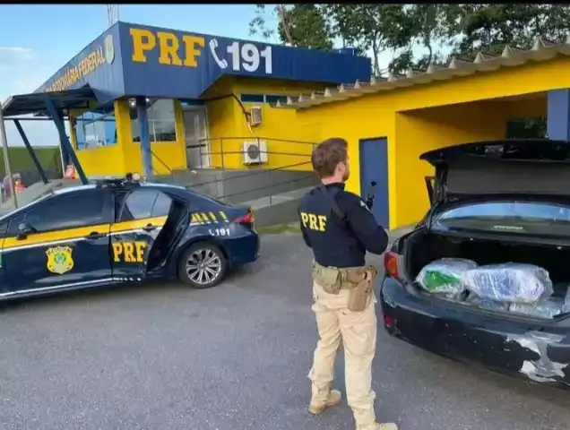 PRF apreende quase 100kg de droga e arma na BR-116 em Registro-SP