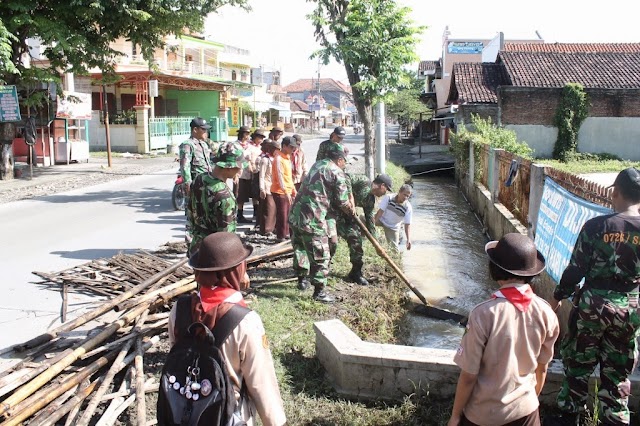 PASCA BANJIR. TNI BANTU WARGA BERSIH BERSIH-BERSIH  