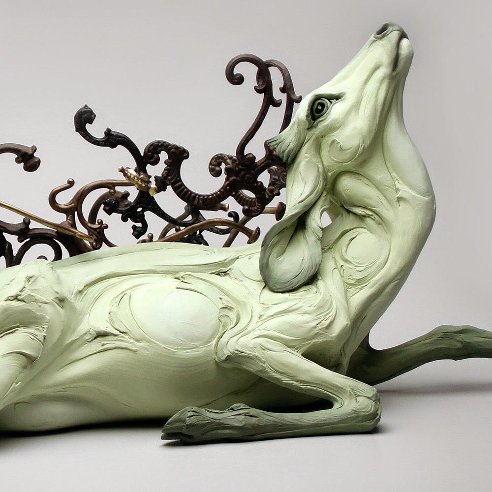 装飾的かつリアルな動物の粘土彫刻 三つ目横丁