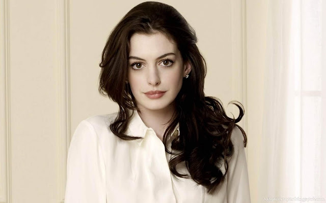Anne Hathaway Is Producing A New Film About The Internet & Modern Dating