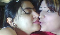 KISSING GIRLS