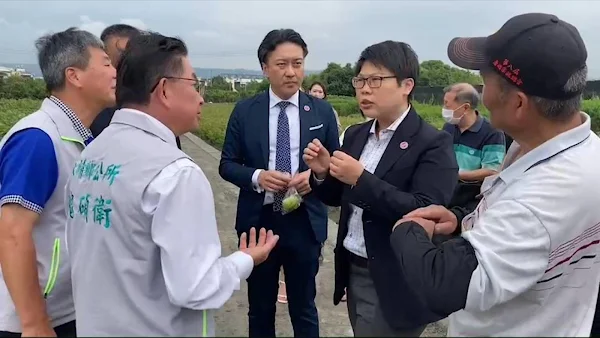 ▲永靖鄉長魏碩衛與瀧禾實業有限公司董事長兼彰化縣園藝花卉同業公會理事長邱瑞龍共同接待。（記者林明佑翻攝）