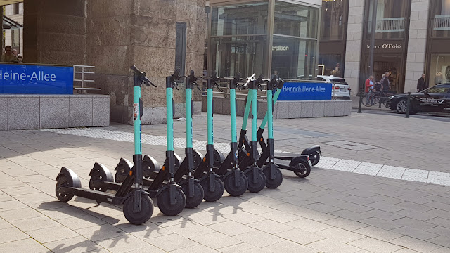 https://www.express.de/duesseldorf/umweltbundesamt-fordert-e-scooter-raus-aus-der-duesseldorfer-innenstadt--33113900?originalReferrer=