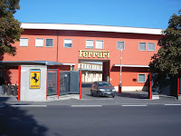 Puerta de entrada de la fabrica Ferrari en Maranello
