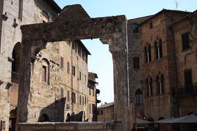 Piazza della Cisterna in San Gimignano