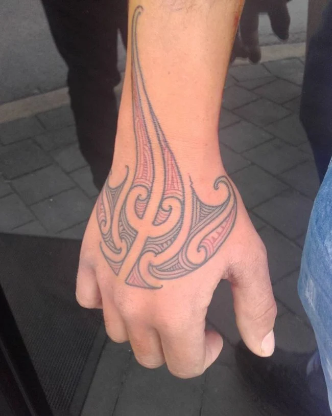 tatuaje de mantarraya en la mano