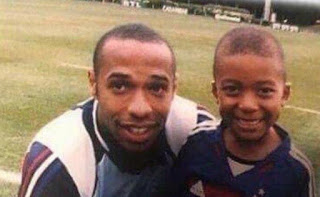 Foto Kylian Mbappe dengan Thierry Henry