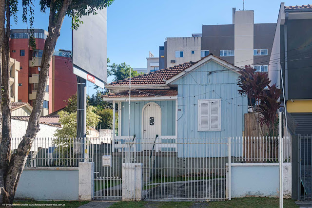 Casa de madeira pintada de azul, com detalhes brancos