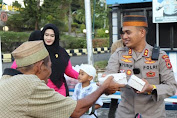 Kapolres Soppeng Bersama Ketua Bhayangkari Berbagi Takjil Dihari Ketiga Ramadhan
